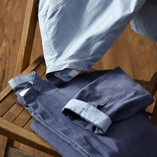 Vīriešu krekls ar zemu apkakli un pogām - īsām piedurknēm