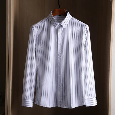 Klassikalise krae ja pikkade varrukatega triibuline meestesärk