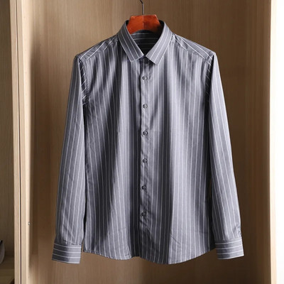 Klassikalise krae ja pikkade varrukatega triibuline meestesärk