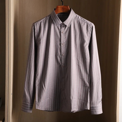 Klassikalise krae ja pikkade varrukatega triibuline meestesärk