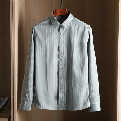 Klassikalise krae ja pikkade varrukatega triibuline meestesärk