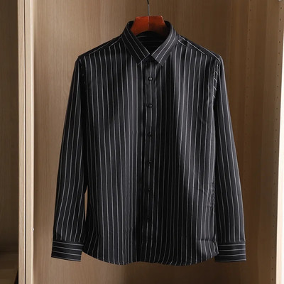 Klassikalise krae ja pikkade varrukatega triibuline meestesärk