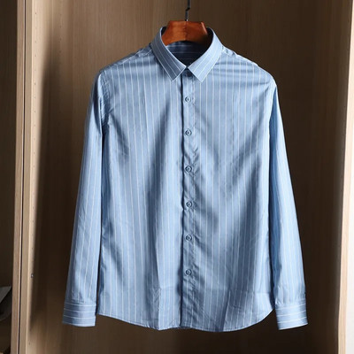 Klassikalise krae ja pikkade varrukatega triibuline meestesärk