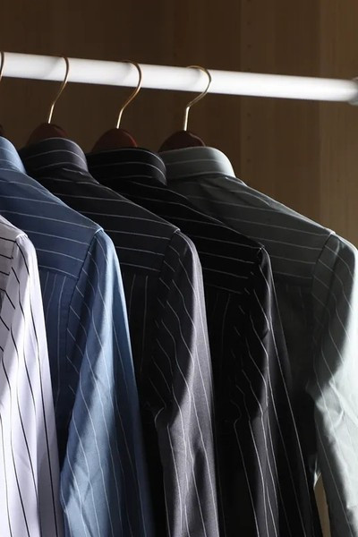 Klassikalise krae ja pikkade varrukatega triibuline meestesärk