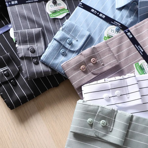 Klassikalise krae ja pikkade varrukatega triibuline meestesärk