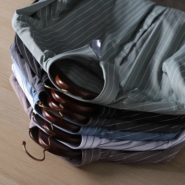 Klassikalise krae ja pikkade varrukatega triibuline meestesärk