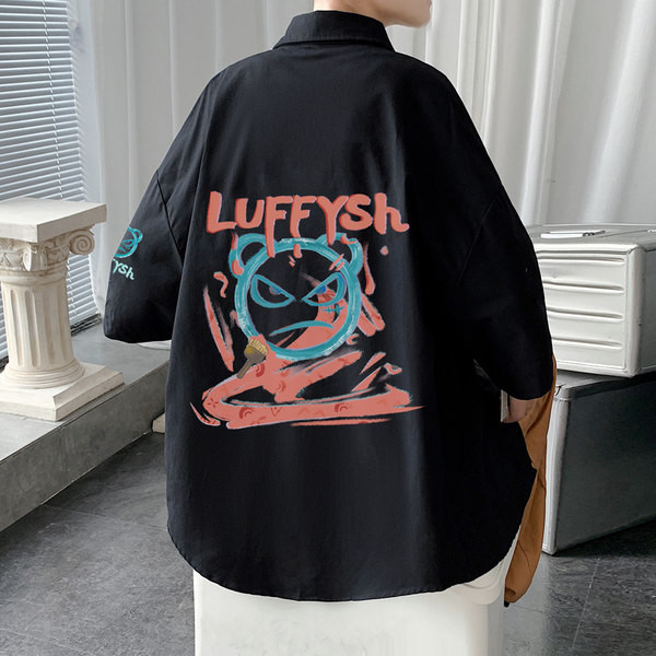 Vasaras plats krekls ar krāsainu aplikāciju mugurpusē