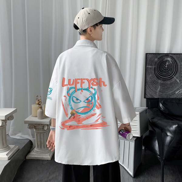 Vasaras plats krekls ar krāsainu aplikāciju mugurpusē