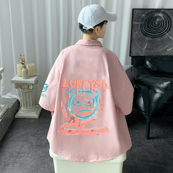 Vasaras plats krekls ar krāsainu aplikāciju mugurpusē