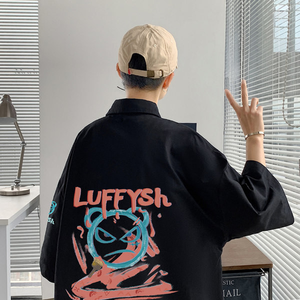 Vasaras plats krekls ar krāsainu aplikāciju mugurpusē