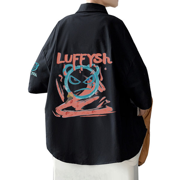 Vasaras plats krekls ar krāsainu aplikāciju mugurpusē