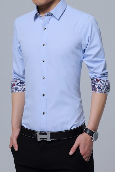 Muška košulja s gumbima i šarenom aplikacijom na rukavu