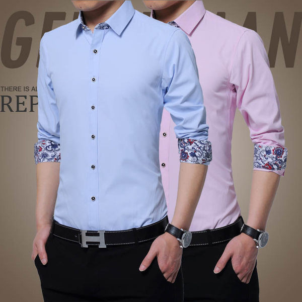 Muška košulja s gumbima i šarenom aplikacijom na rukavu