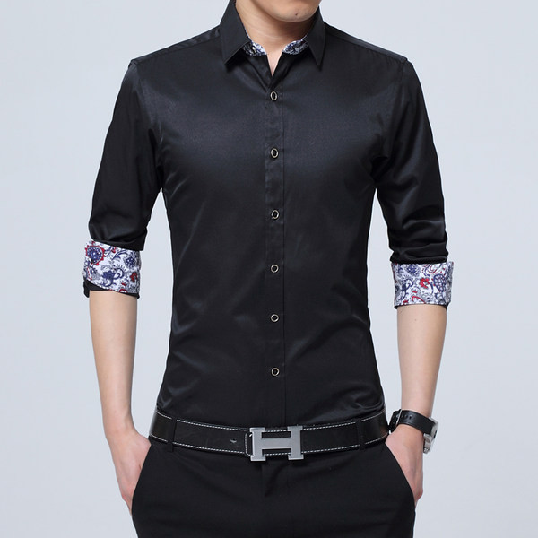 Muška košulja s gumbima i šarenom aplikacijom na rukavu