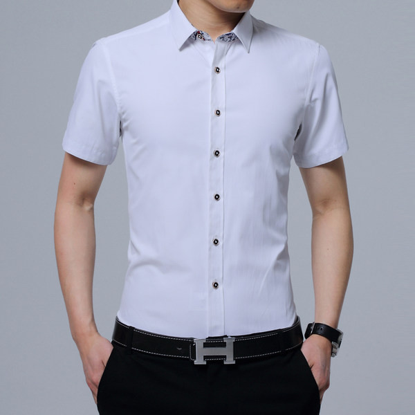 Muška košulja s gumbima i šarenom aplikacijom na rukavu