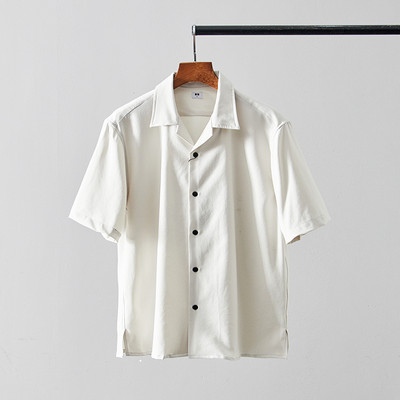 Klassikalise krae ja lühikeste varrukatega vabaaja meeste särk