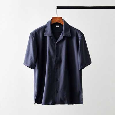 Klassikalise krae ja lühikeste varrukatega vabaaja meeste särk