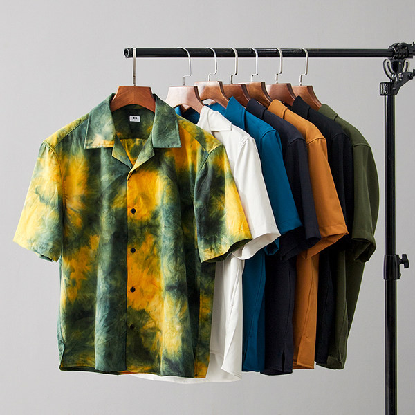 Klassikalise krae ja lühikeste varrukatega vabaaja meeste särk