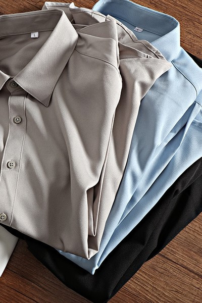 Moderns vīriešu krekls ar klasisku apkakli un pogām