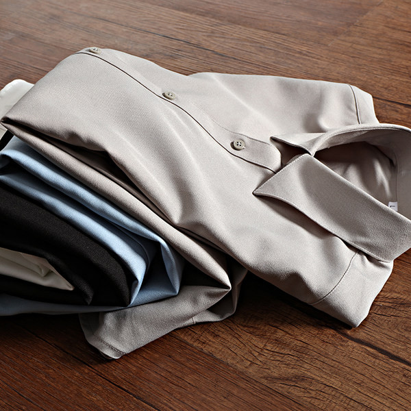 Moderns vīriešu krekls ar klasisku apkakli un pogām