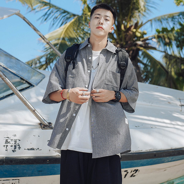 Lihtne triibuline taskutega särk