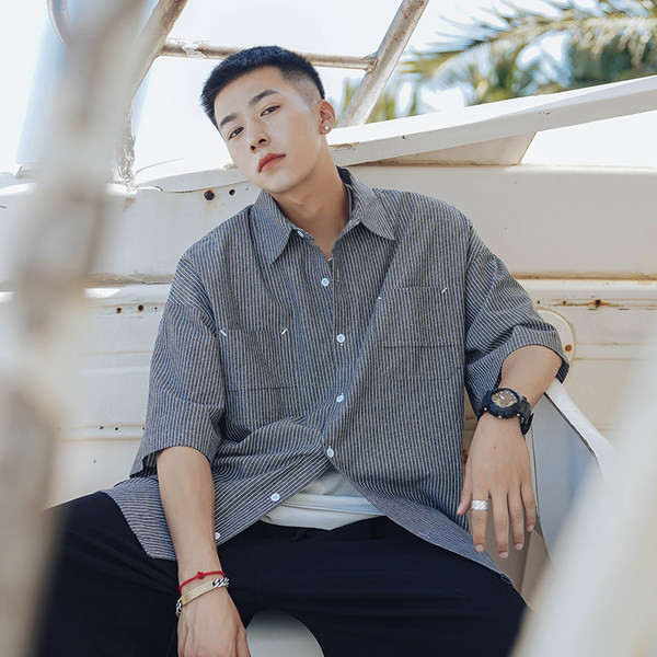 Lihtne triibuline taskutega särk