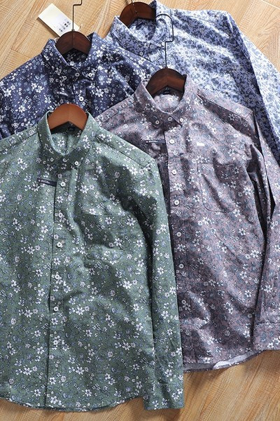 Vīriešu krekls ar klasisku apkakli un ziedu rakstu