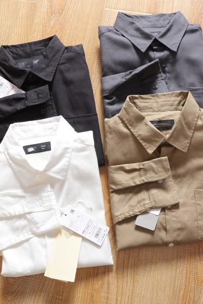 Jednobojna muška košulja s klasičnim ovratnikom i gumbima