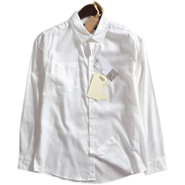 Jednobojna muška košulja s klasičnim ovratnikom i gumbima