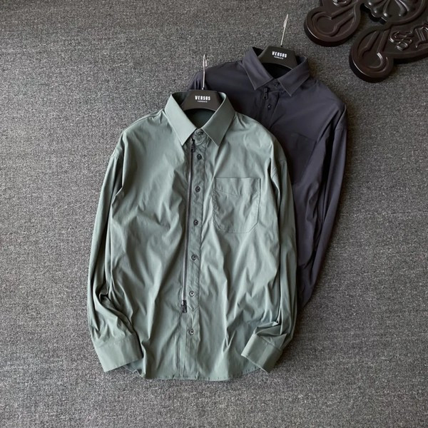 Moderns vīriešu krekls ar klasisku apkakli un pogām