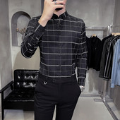 Nööpide ja kõrge kraega meeste ruuduline särk