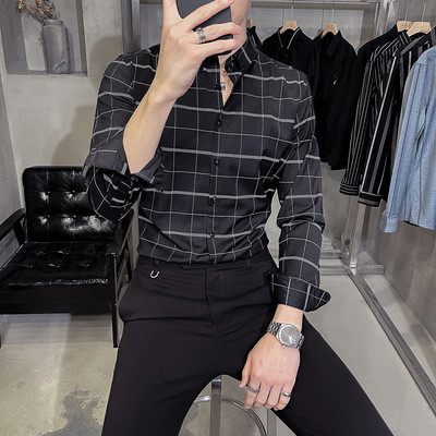 Nööpide ja kõrge kraega meeste ruuduline särk