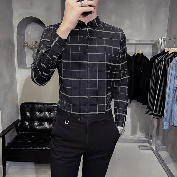 Nööpide ja kõrge kraega meeste ruuduline särk