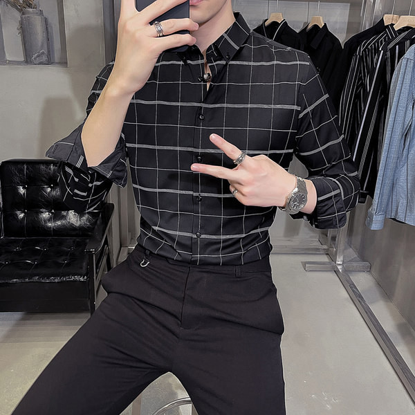 Nööpide ja kõrge kraega meeste ruuduline särk