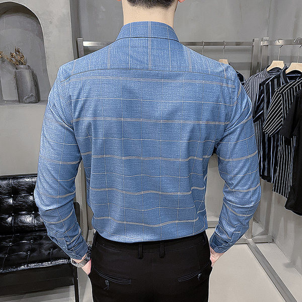 Nööpide ja kõrge kraega meeste ruuduline särk