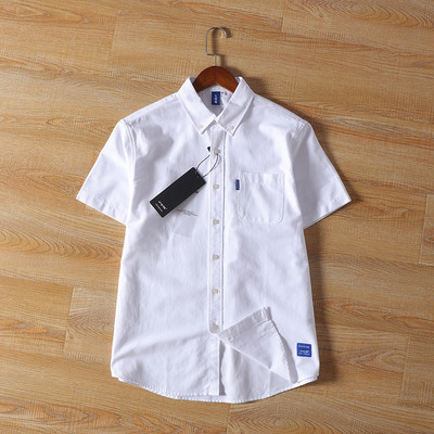 Lühikeste varrukate ja embleemiga meeste särk