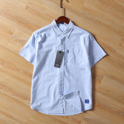 Lühikeste varrukate ja embleemiga meeste särk