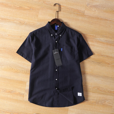 Lühikeste varrukate ja embleemiga meeste särk