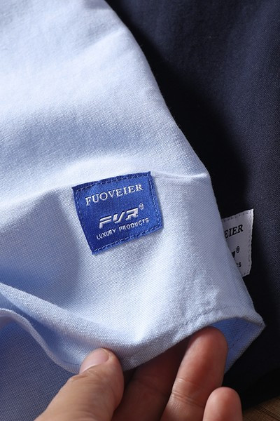 Lühikeste varrukate ja embleemiga meeste särk