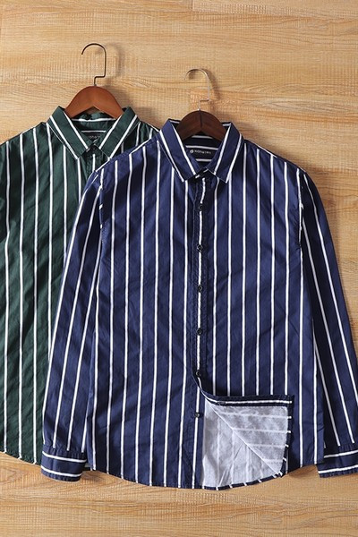 Muška prugasta košulja s klasičnim ovratnikom i gumbima