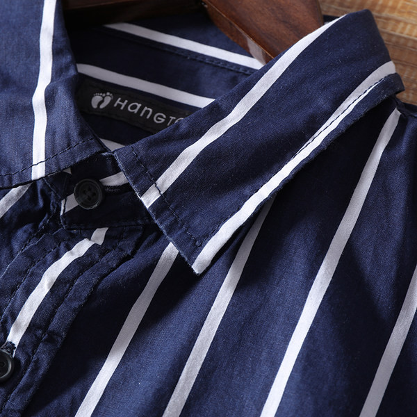 Muška prugasta košulja s klasičnim ovratnikom i gumbima