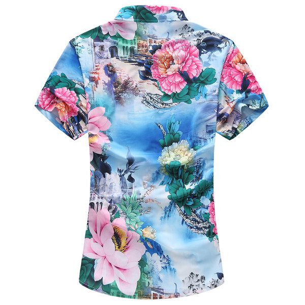 Klassikalise krae ja lühikeste varrukatega lillelise mustriga värviline meestesärk