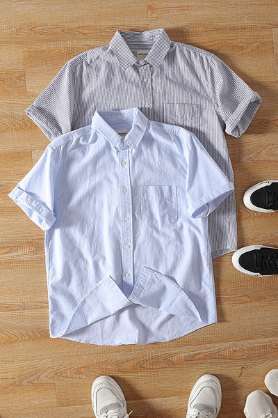 Klassikalise krae ja lühikeste varrukatega meeste särk