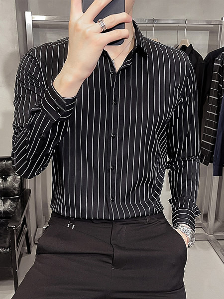 Muška košulja na pruge s dugmićima i dugim rukavima