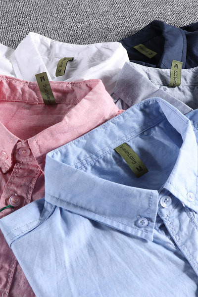 Vienkrāsains vīriešu krekls ar īsām piedurknēm un pogām