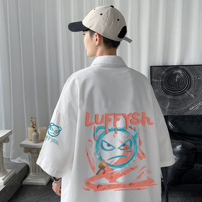 Suvine lai värvilise aplikatsiooniga särk seljal