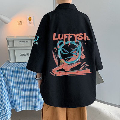 Suvine lai värvilise aplikatsiooniga särk seljal