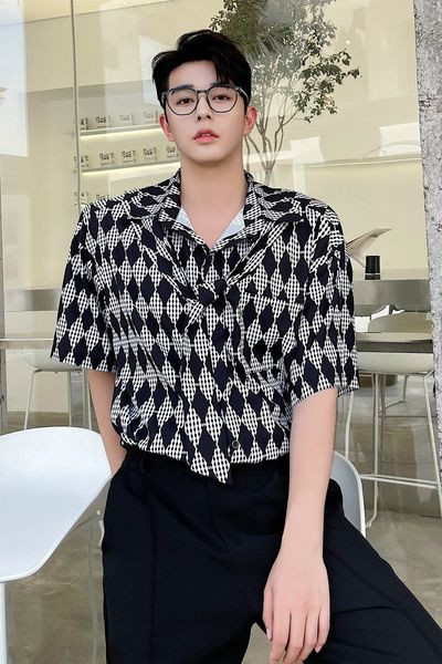 Moodne meeste särk klassikalise krae ja musta värvi taskutega