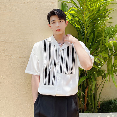 Klassikalise krae ja nööpidega valge meeste vabaajasärk