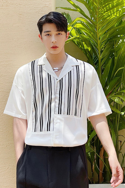 Klassikalise krae ja nööpidega valge meeste vabaajasärk